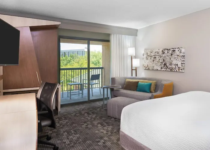 Courtyard Airport Hotel 3*