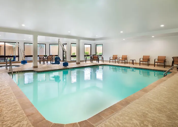 Courtyard Airport Hotel 3*