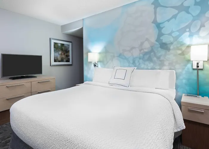 Courtyard Airport 3*