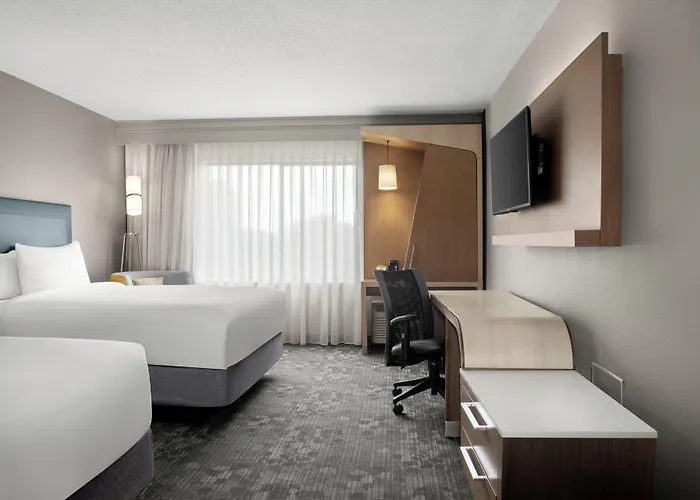 Courtyard Airport Hotel 3*