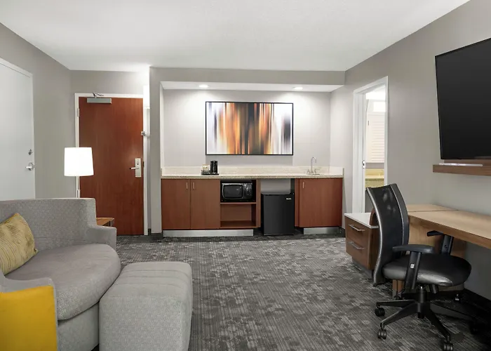 Courtyard Airport Hotel 3*
