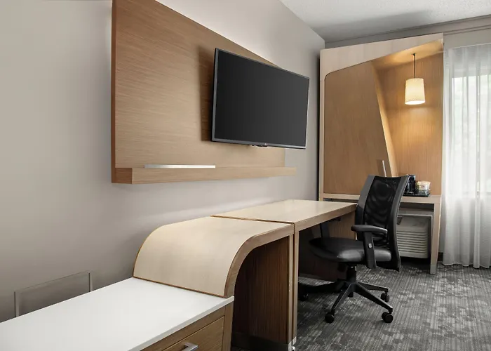 Courtyard Airport Hotel 3*