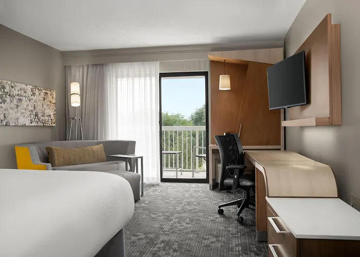Hotel Courtyard Airport 3*