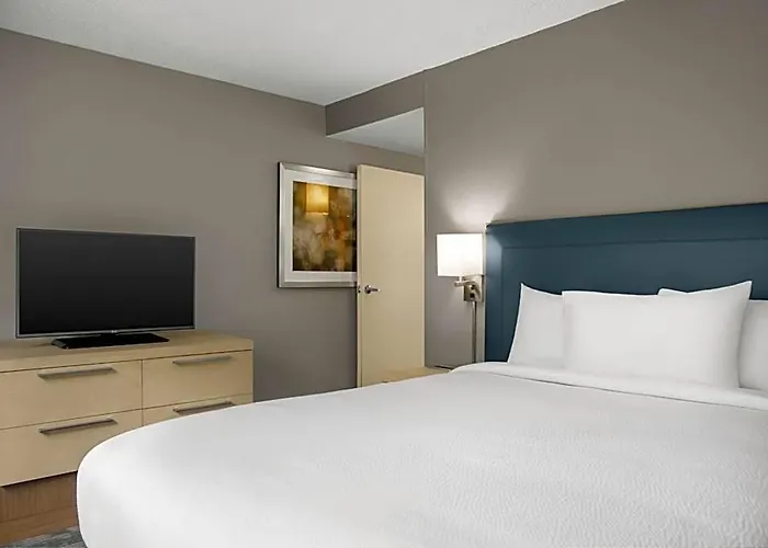 Hotel Courtyard Airport 3*