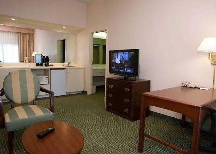 Courtyard Airport 3*