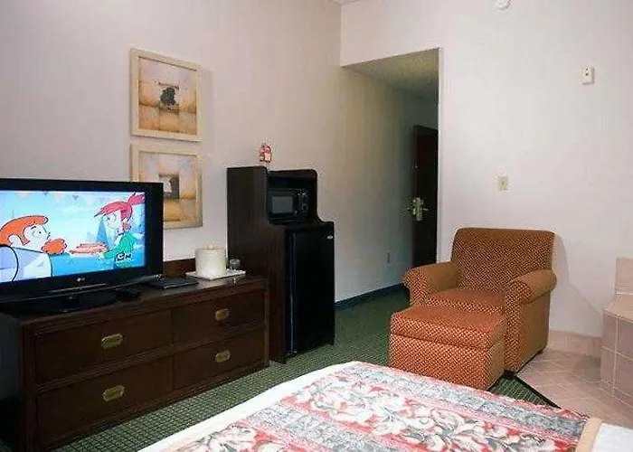 Courtyard Airport Hotel 3*