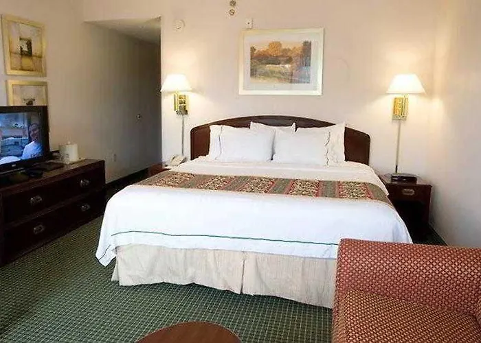 Courtyard Airport Hotel 3*