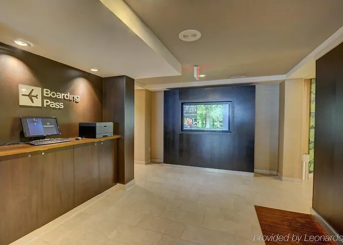 Courtyard Airport Hotel 3*