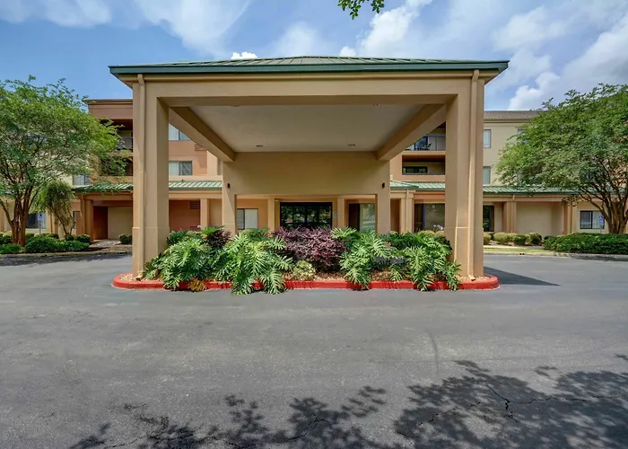 Courtyard Airport 3*